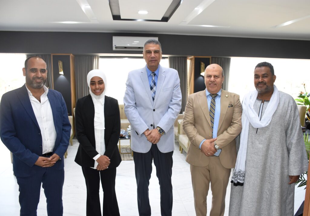 محافظ أسوان يكرم الطلاب الحاصلين على منح جمعية مستثمري الطاقة الشمسية ببنبان للعام الجامعي 2025–2026