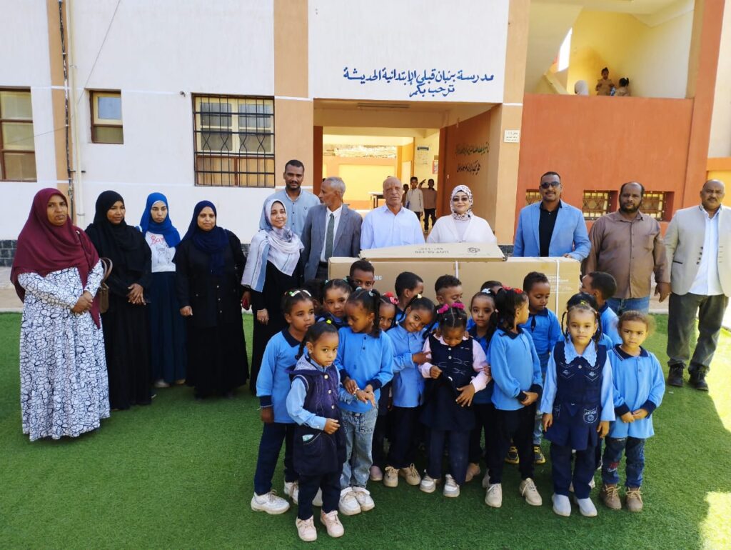 جمعية مستثمري الطاقة الشمسية ببنبان تهدي 8 شاشات تفاعلية لرياض الأطفال في قرى بنبان