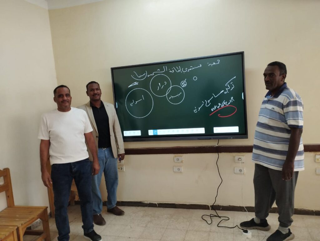 جمعيّةُ مستثمري الطّاقةِ الشّمسيّةِ ببِنْبان تُنهي تركيبَ وتفعيلَ الشاشاتِ التفاعليّةِ لرياضِ الأطفالِ