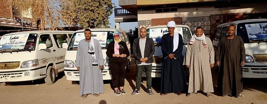 جمعية مستثمري الطاقة الشمسية ببنبان تواصل تمكين شباب قري بنبان بتسليم 4 ميكروباصات حديثة وجارٍ استكمال الدفعات المتبقية