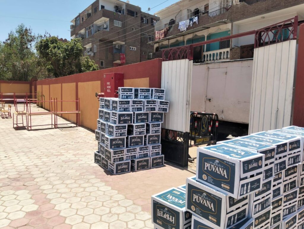 جمعية مستثمري الطاقة الشمسية ببنبان توزع 400 كرتونة مياه لدعم طلاب الثانوية العامة
